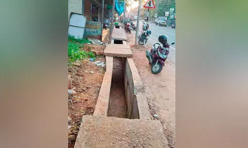 ഓ​വു​ചാ​ലി​ന് സ്ലാ​ബി​ല്ലാ​ത്ത​ത് യാ​ത്ര​ക്കാ​ർ​ക്ക് ഭീ​ഷ​ണി​യാ​വു​ന്നു