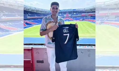 സൂപ്പർബാറ്റർ ശുഭ്മൻ ഗിൽ പി.എസ്.ജി തട്ടകത്തിൽ! താരത്തിന്‍റെ പേരെഴുതിയ ജഴ്സി സമ്മാനിച്ച് ക്ലബ്