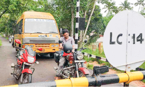 സിഗ്നൽ സംവിധാനമില്ല; അരൂരിലെ രണ്ട് റെയിൽവേ ഗേറ്റുകളിൽ യാത്രാദുരിതം