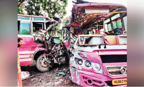 കുളപ്പുള്ളിക്കടുത്ത് ബസുകൾ കൂട്ടിയിടിച്ചു; 41 പേർക്ക് പരിക്ക്