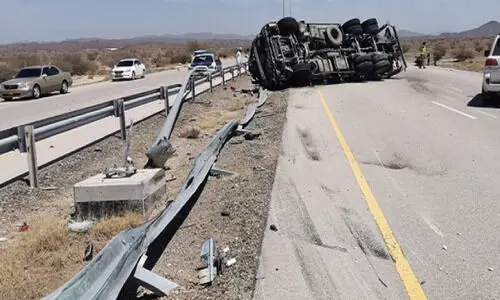 നി​യ​മ​ങ്ങ​ൾ പാ​ലി​ക്കൂ, റോ​ഡ​പ​ക​ട​ങ്ങ​ൾ കു​റ​ക്കൂ...