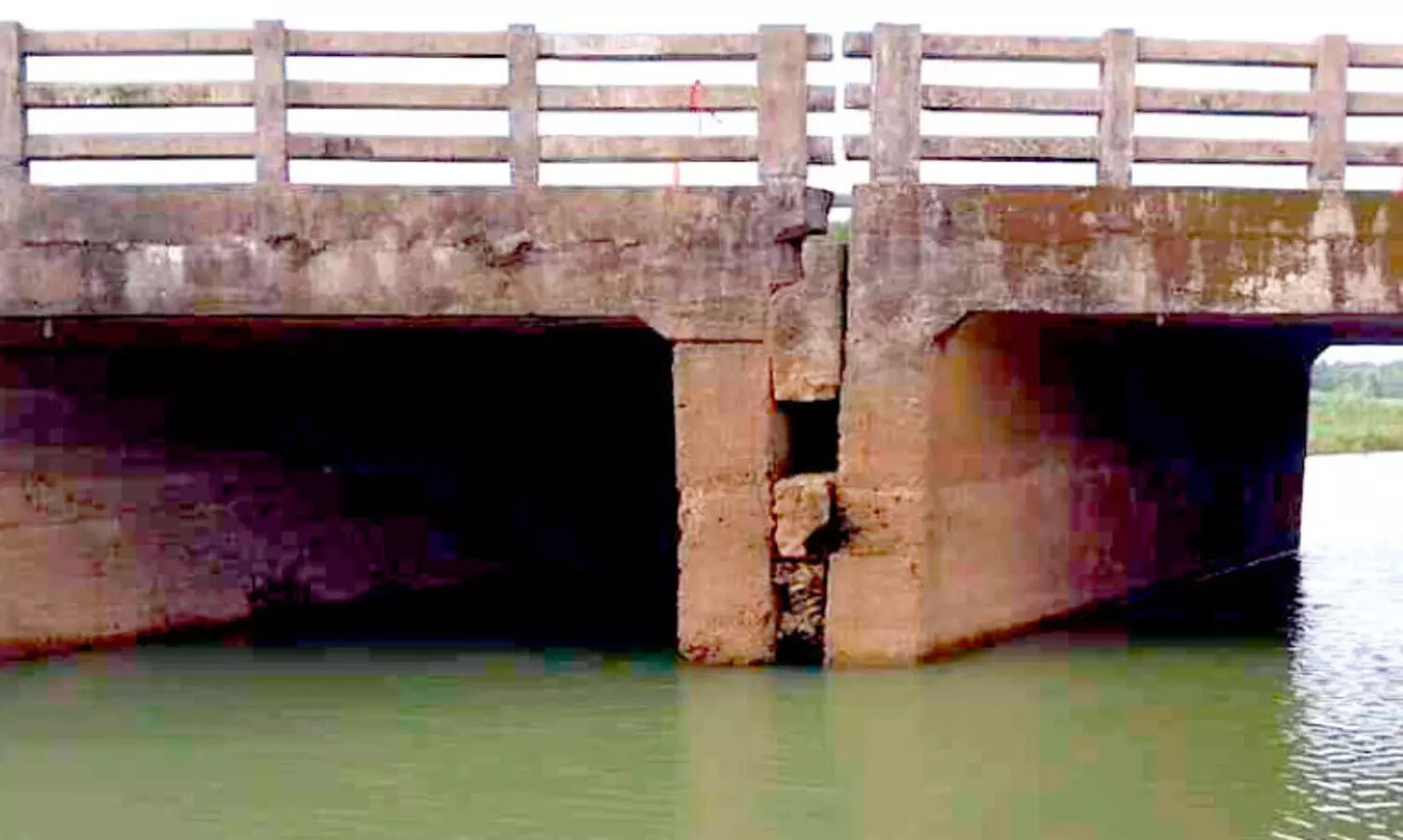 സ്രാ​യി​ക്ക​ട​വ് പാ​ല​ത്തി​ലെ വി​ള്ള​ൽ;  അ​പ​ക​ട സൂ​ച​ന ബോ​ർ​ഡ് സ്ഥാ​പി​ച്ചു