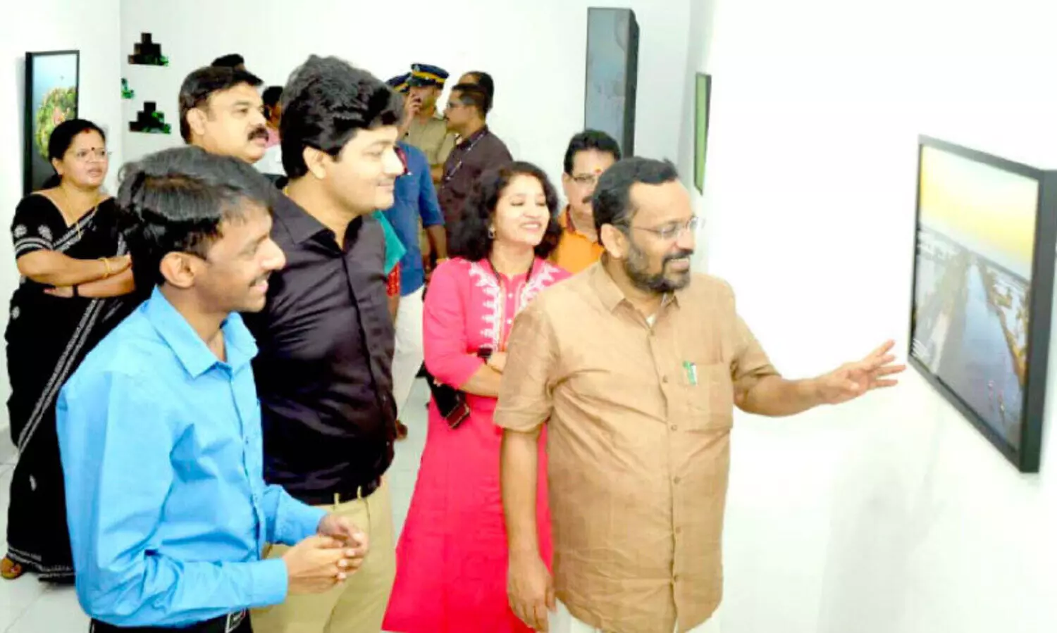 അ​സി​സ്റ്റ​ന്റ് ക​ല​ക്ട​ർ​ കം ഫോ​ട്ടോ​ഗ്ര​ഫ​ർ