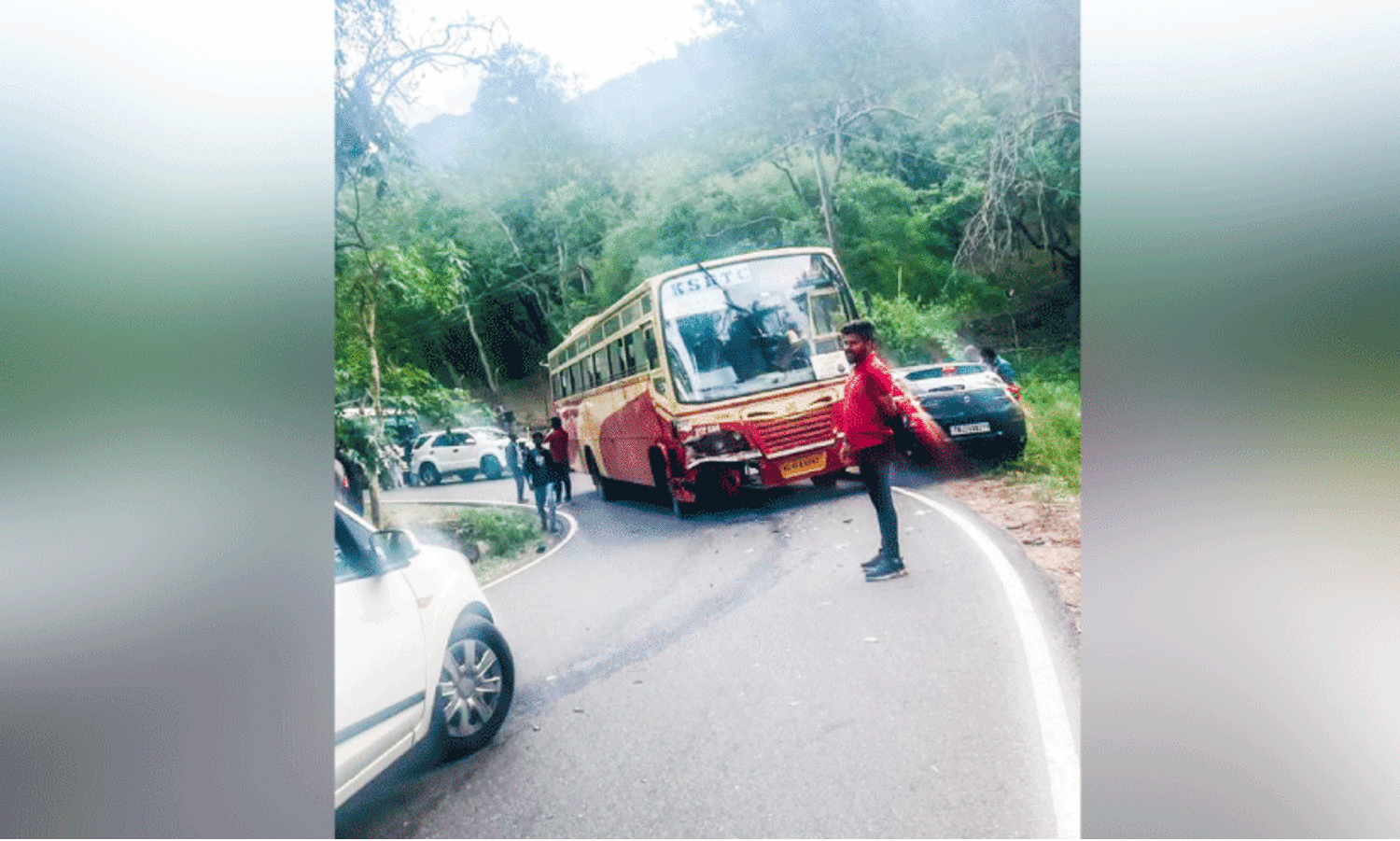 കെ.എസ്.ആർ.ടി.സി ബസും കാറും കൂട്ടിയിടിച്ച്​ രണ്ടുപേർക്ക് പരിക്ക്