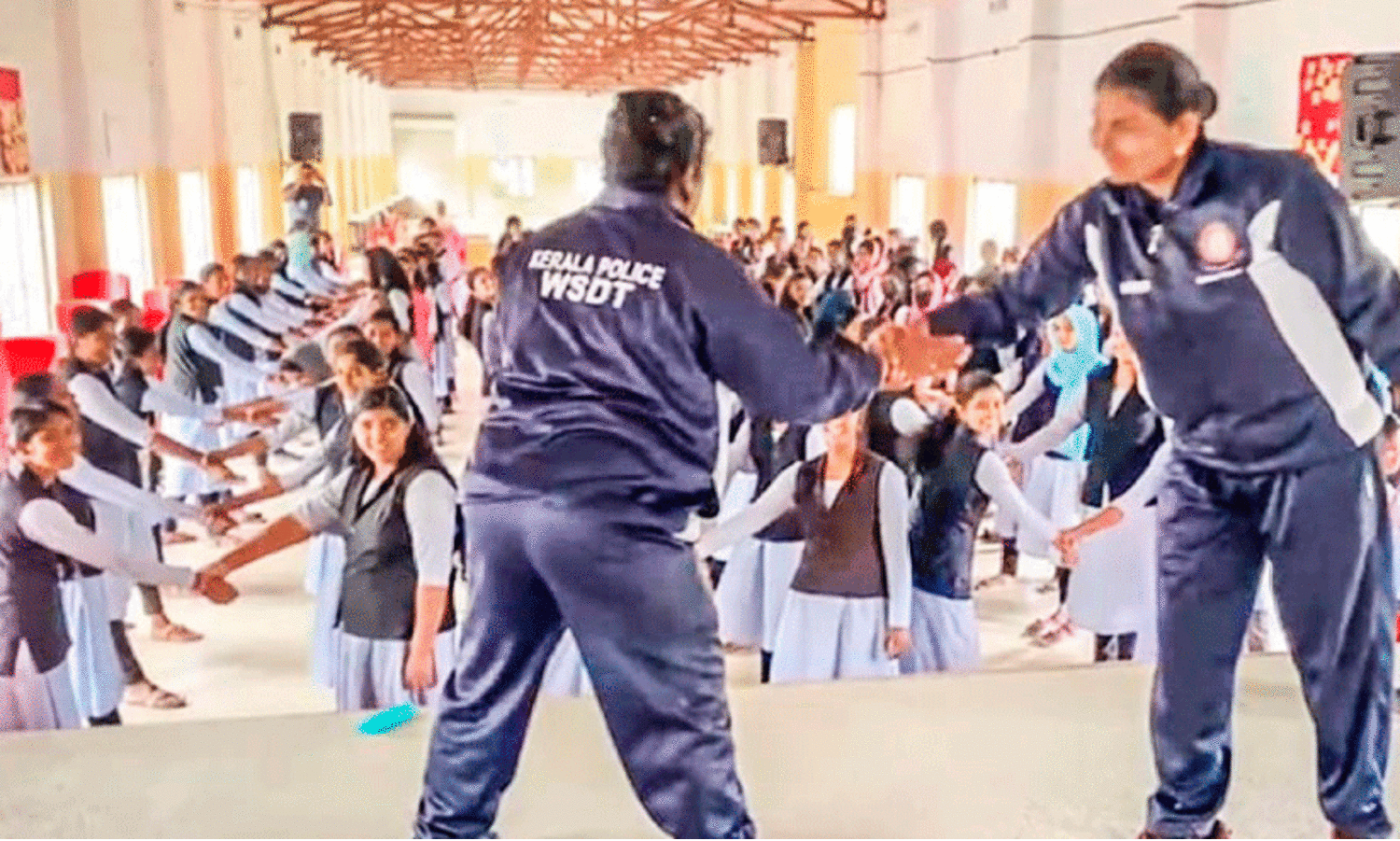 പെൺകുട്ടികളെ അടിതട പഠിപ്പിക്കും