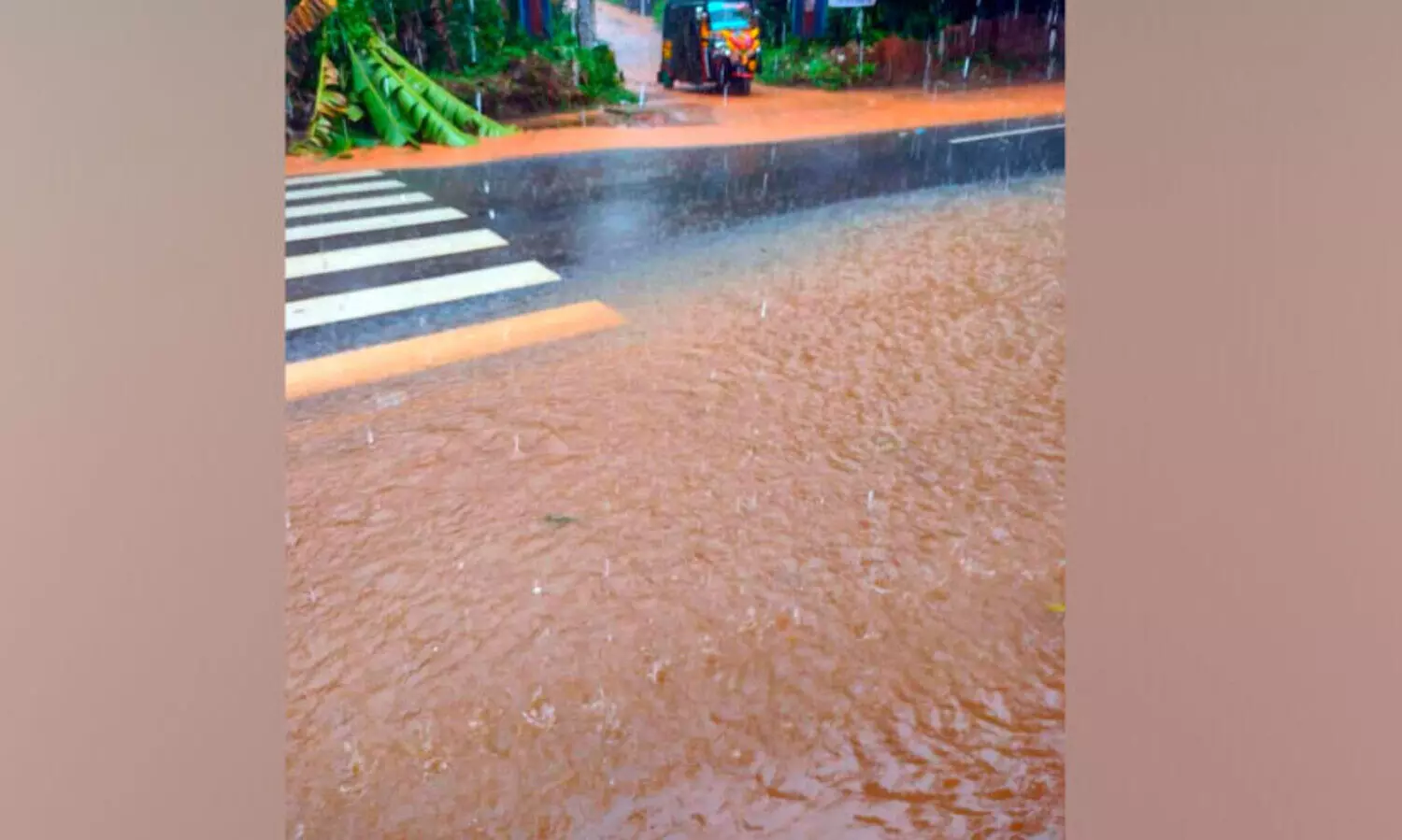 നെടുവത്തൂർ ലൈബ്രറി പരിസരം വെള്ളകെട്ടായി