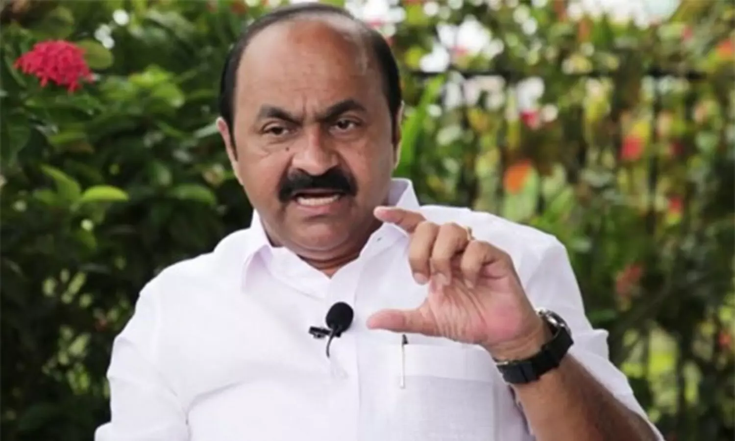 പറവൂരിലെ എം.എല്‍.എ എവിടെ റോഡ് നിർമിക്കമെന്ന് തീരുമാനിക്കുന്നത് ദേശാഭിമാനിയും  സി.പി.എമ്മുമല്ലെന്ന് വി.ഡി സതീശൻ