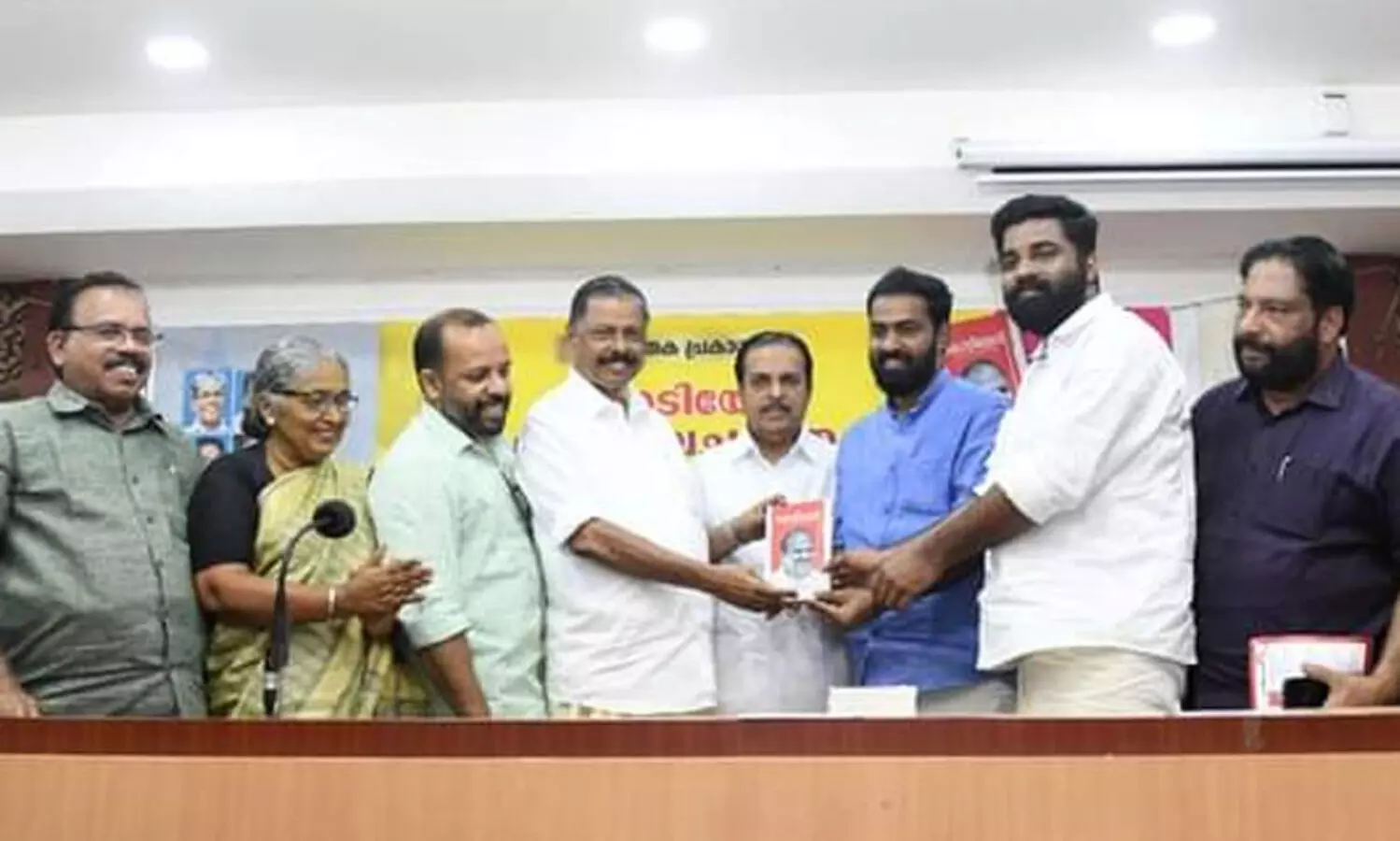 കോടിയേരിയുടെ ജീവചരിത്രം പ്രകാശനം ചെയ്തു