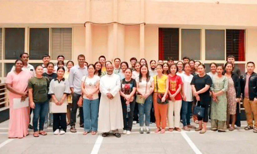 മ​ണി​പ്പൂ​ർ ക​ലാ​പ ഇ​ര​ക​ൾ ആ​ർ​ച് ബി​ഷ​പ്പി​നെ സ​ന്ദ​ർ​ശി​ച്ചു