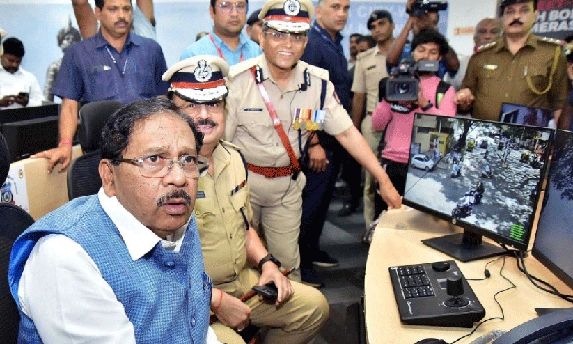 ഗതാഗതക്കുരുക്ക്; ഉന്നത ഉദ്യോഗസ്ഥർ നിരത്തിലുണ്ടാകണം -ആഭ്യന്തര മന്ത്രി ഗതാഗതക്കുരുക്ക്; ഉന്നത ഉദ്യോഗസ്ഥർ നിരത്തിലുണ്ടാകണം -ആഭ്യന്തര മന്ത്രി