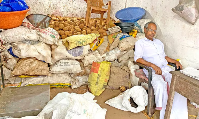 വിലയിടിയുമ്പോൾ ആശ്വാസമായി കുറ്റ്യാടി പച്ചത്തേങ്ങ സംഭരണകേന്ദ്രം വിലയിടിയുമ്പോൾ ആശ്വാസമായി കുറ്റ്യാടി പച്ചത്തേങ്ങ സംഭരണകേന്ദ്രം