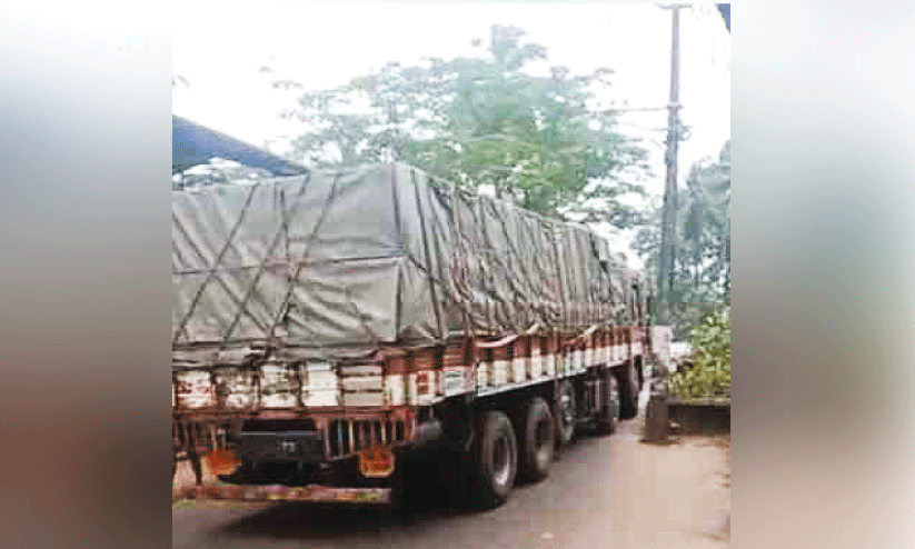 നൂറ്റാണ്ടിലേറെ പഴക്കമുള്ള താനൂർ കൂനൻപാലം അപകടാവസ്ഥയിൽ; വിലക്ക് വകവെക്കാതെ ഹെവി വാഹനങ്ങളുടെ യാത്ര നൂറ്റാണ്ടിലേറെ പഴക്കമുള്ള താനൂർ കൂനൻപാലം അപകടാവസ്ഥയിൽ; വിലക്ക് വകവെക്കാതെ ഹെവി വാഹനങ്ങളുടെ യാത്ര