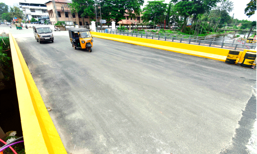 ശവക്കോട്ട പാലത്തിലൂടെ വാഹനങ്ങൾ ഓടിത്തുടങ്ങി ശവക്കോട്ട പാലത്തിലൂടെ വാഹനങ്ങൾ ഓടിത്തുടങ്ങി