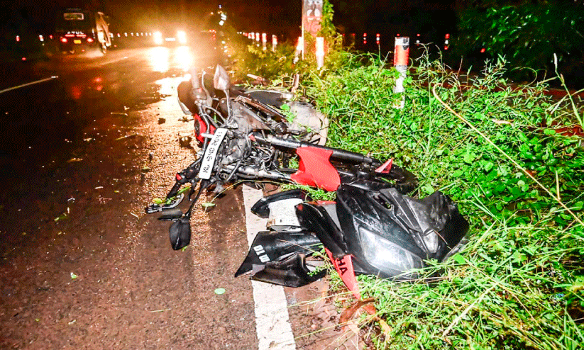 കാറിടിച്ച് ബൈക്ക് യാത്രികർക്ക് പരിക്ക് കാറിടിച്ച് ബൈക്ക് യാത്രികർക്ക് പരിക്ക്