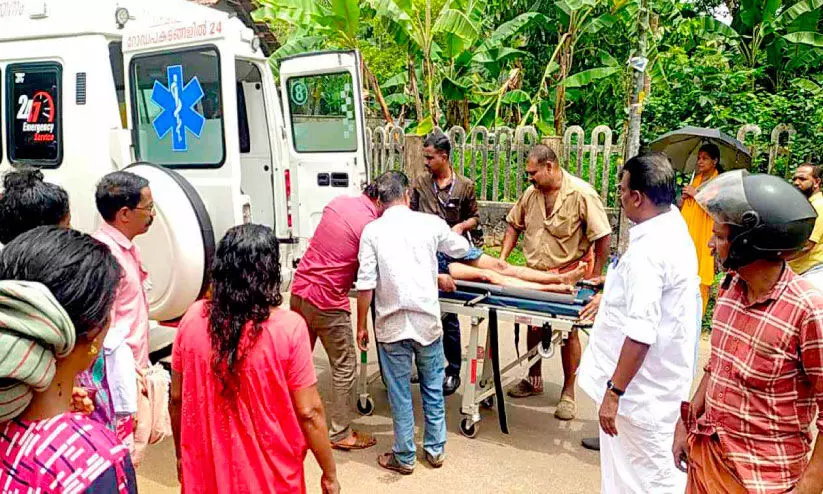 നടുറോഡിൽ കുഴഞ്ഞുവീണ യുവാവിന് തുണയായി മന്ത്രി കെ. ​രാ​ധാ​കൃ​ഷ്ണൻ