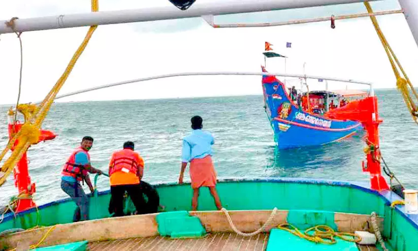കര കാത്തിരുന്നു കടൽ കാത്തു; കടലിൽ കുടുങ്ങിയ വള്ളത്തിലെ മത്സ്യത്തൊഴിലാളികളെ രക്ഷപ്പെടുത്തി കര കാത്തിരുന്നു കടൽ കാത്തു; കടലിൽ കുടുങ്ങിയ വള്ളത്തിലെ മത്സ്യത്തൊഴിലാളികളെ രക്ഷപ്പെടുത്തി
