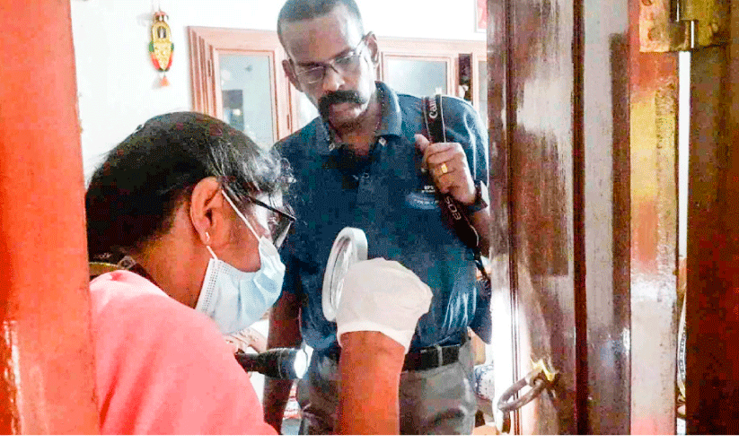 അടച്ചിട്ട വീടിന്‍റെ വാതിൽ കുത്തിത്തുറന്ന്​ മോഷണം