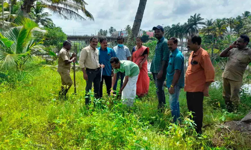 കായൽ കൈയേറ്റം ഒഴിപ്പിക്കൽ: നടപടികൾ തുടങ്ങി കായൽ കൈയേറ്റം ഒഴിപ്പിക്കൽ: നടപടികൾ തുടങ്ങി