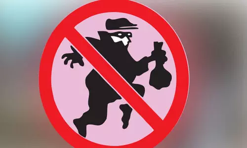 ജ്വ​ല്ല​റി ജീ​വ​ന​ക്കാ​ര​ന്‍റെ ക​ണ്ണി​ൽ മു​ള​കു​​പൊ​ടി  വി​ത​റി ക​വ​ർ​ച്ച​ക്ക്​ ശ്ര​മം