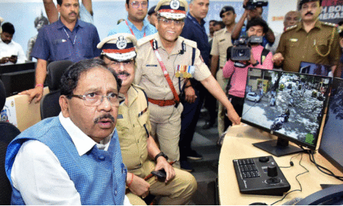 ഗ​താ​ഗ​ത​ക്കു​രു​ക്ക്;  ഉ​ന്ന​ത ഉ​ദ്യോ​ഗ​സ്ഥ​ർ നി​ര​ത്തി​ലു​ണ്ടാ​ക​ണം -ആ​ഭ്യ​ന്ത​ര മ​ന്ത്രി