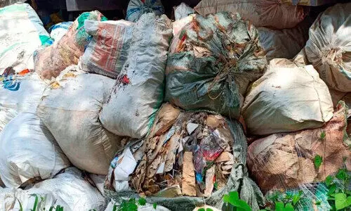 മാ​ലി​ന്യം എ​ന്ത് ​ചെ​യ്യും?; ഹ​രി​ത ക​ർ​മ​സേ​ന   ശേ​ഖ​രി​ച്ച മാ​ലി​ന്യം കെ​ട്ടി​ക്കി​ട​ക്കു​ന്നു