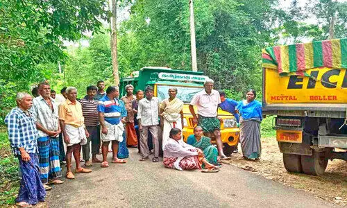 മാ​ലി​ന്യം ത​ള്ളു​ന്ന വാ​ഹ​നം ത​ട​ഞ്ഞ് റോ​ഡ് ഉ​പ​രോ​ധം