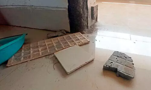 ഉദ്ഘാടനം കഴിഞ്ഞ് മൂന്നാം നാൾ സ്കൂളിന്റെ ടൈൽസ് അടർന്നുവീണു ഉദ്ഘാടനം കഴിഞ്ഞ് മൂന്നാം നാൾ സ്കൂളിന്റെ ടൈൽസ് അടർന്നുവീണു