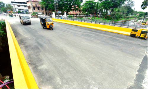 ശവക്കോട്ട പാലത്തിലൂടെ വാഹനങ്ങൾ ഓടിത്തുടങ്ങി