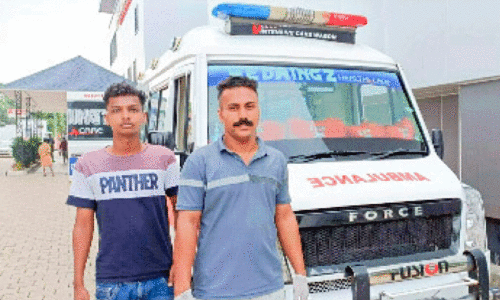 അപകടത്തിൽ പരിക്കേറ്റ സ്കൂട്ടർ യാത്രികന്​ തുണയായി ആംബുലൻസ് ജീവനക്കാർ