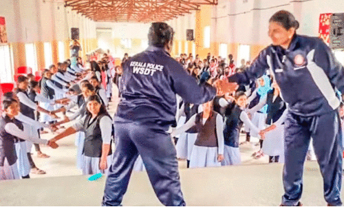 പെൺകുട്ടികളെ അടിതട പഠിപ്പിക്കും