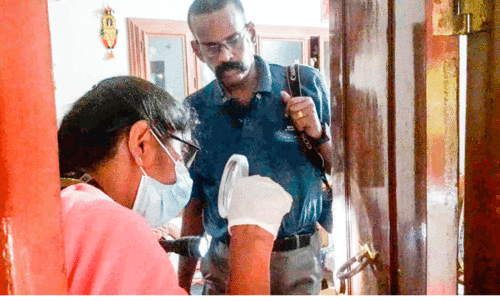 അടച്ചിട്ട വീടിന്‍റെ വാതിൽ കുത്തിത്തുറന്ന്​ മോഷണം
