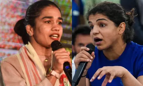 സാക്ഷി മലിക് കോൺഗ്രസിന്റെ കളിപ്പാവയെന്ന് ബബിത ഫോഗട്ട്; ബബിത സർക്കാറിന്റെ മടിത്തട്ടിലായിരുന്നെന്ന് സാക്ഷി