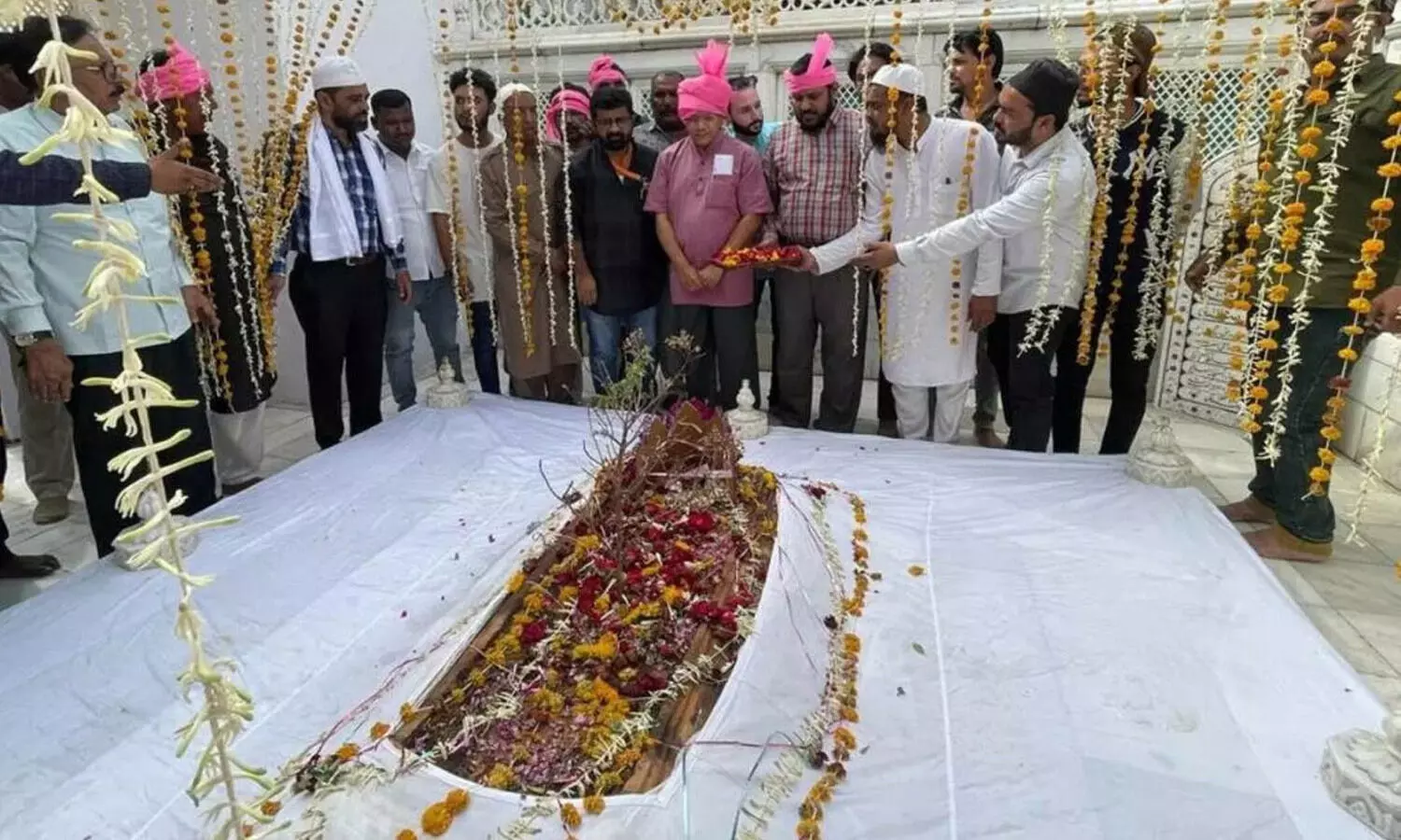 ഔറംഗസേബിന്റെ ഖബറിടത്തിൽ പുഷ്പാർച്ചന നടത്തി പ്രകാശ് അംബേദ്കർ: ‘അദ്ദേഹം 50 വർഷം രാജ്യം ഭരിച്ച ചക്രവർത്തി, ചരിത്രം തുടച്ചുമാറ്റാനാകുമോ?’