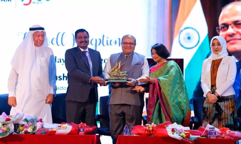 സ​മാ​ജം ഇ​ന്ത്യ​ൻ അം​ബാ​സ​ഡ​ർ​ക്ക് യാ​ത്ര​യ​യ​പ്പ് ന​ൽ​കി