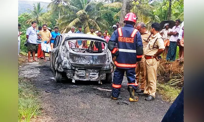 ഓടിക്കൊണ്ടിരുന്ന കാർ കത്തിനശിച്ചു ഓടിക്കൊണ്ടിരുന്ന കാർ കത്തിനശിച്ചു