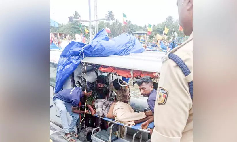 മത്സ്യബന്ധനത്തിനിടെ തൊഴിലാളി കുഴഞ്ഞുവീണു മത്സ്യബന്ധനത്തിനിടെ തൊഴിലാളി കുഴഞ്ഞുവീണു