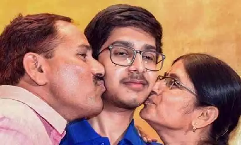 ദിവസം മുഴുവനും ഇരുന്ന് പഠിക്കരുത്; ഇടവേള പ്രധാനമാണ് -ജെ.ഇ.ഇ ടോപ്പർ വാവിലാല റെഡ്ഡി പറയുന്നു ദിവസം മുഴുവനും ഇരുന്ന് പഠിക്കരുത്; ഇടവേള പ്രധാനമാണ് -ജെ.ഇ.ഇ ടോപ്പർ വാവിലാല റെഡ്ഡി പറയുന്നു