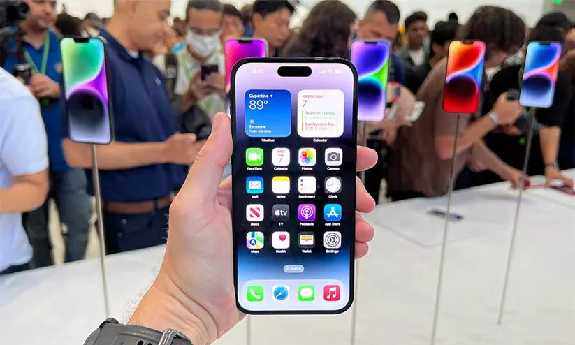 ₹10,000 കോടി: ഐഫോൺ കയറ്റുമതിയിൽ പുതിയ റെക്കോർഡ് കുറിച്ച് ഇന്ത്യ ₹10,000 കോടി: ഐഫോൺ കയറ്റുമതിയിൽ പുതിയ റെക്കോർഡ് കുറിച്ച് ഇന്ത്യ