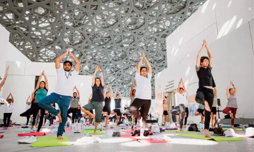 അ​ന്താ​രാ​ഷ്ട്ര യോ​ഗ​ദി​നം;  ലൗ​റേ അ​ബൂ​ദ​ബി മ്യൂ​സി​യ​ത്തി​ല്‍ യോ​ഗ ശി​ൽ​പ​ശാ​ല