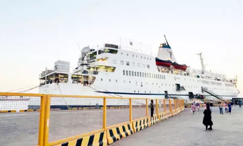 ഒ​ഴു​കും പു​സ്ത​ക​മേ​ള കാ​ണാ​ൻ ജ​ന​പ്ര​വാ​ഹം 40,000 പേ​ർ സ​ന്ദ​ർ​ശി​ച്ചു