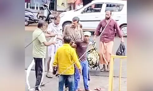 റോഡിന് കുറുകെ ബാരിക്കേഡ് വെച്ച് ഗതാഗതം സ്തംഭിപ്പിച്ച് അസം സ്വദേശിയുടെ പരാക്രമം