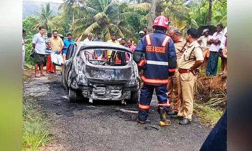 ഓടിക്കൊണ്ടിരുന്ന കാർ കത്തിനശിച്ചു