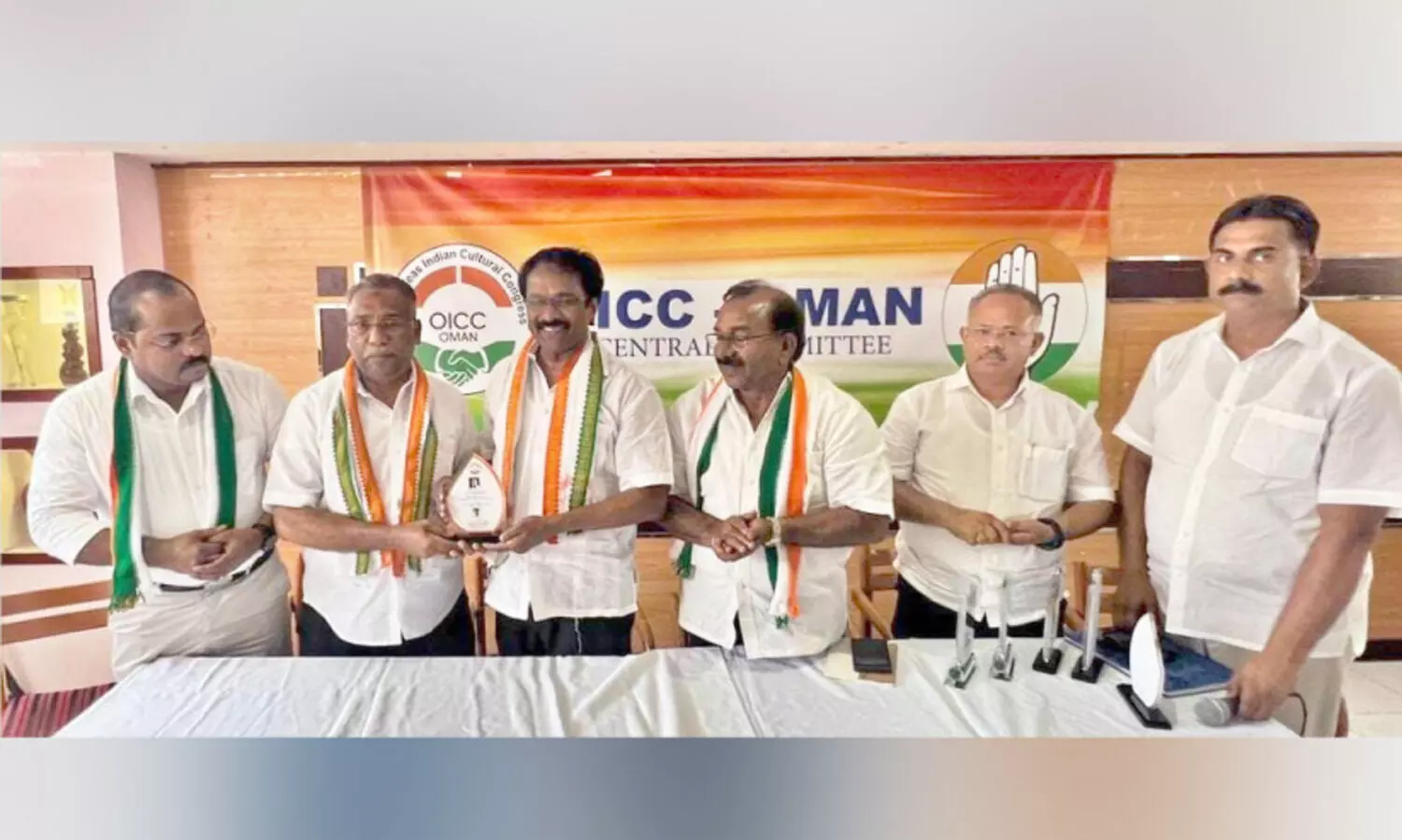 മു​ഹ​മ്മ​ദ്‌​കു​ട്ടി​ക്കും ജാ​ക്സ​ൺ എ​ബ്ര​ഹാ​മി​നും ഒ.​ഐ.​സി.​സി യാ​ത്ര​യ​യ​പ്പ്​ ന​ൽ​കി