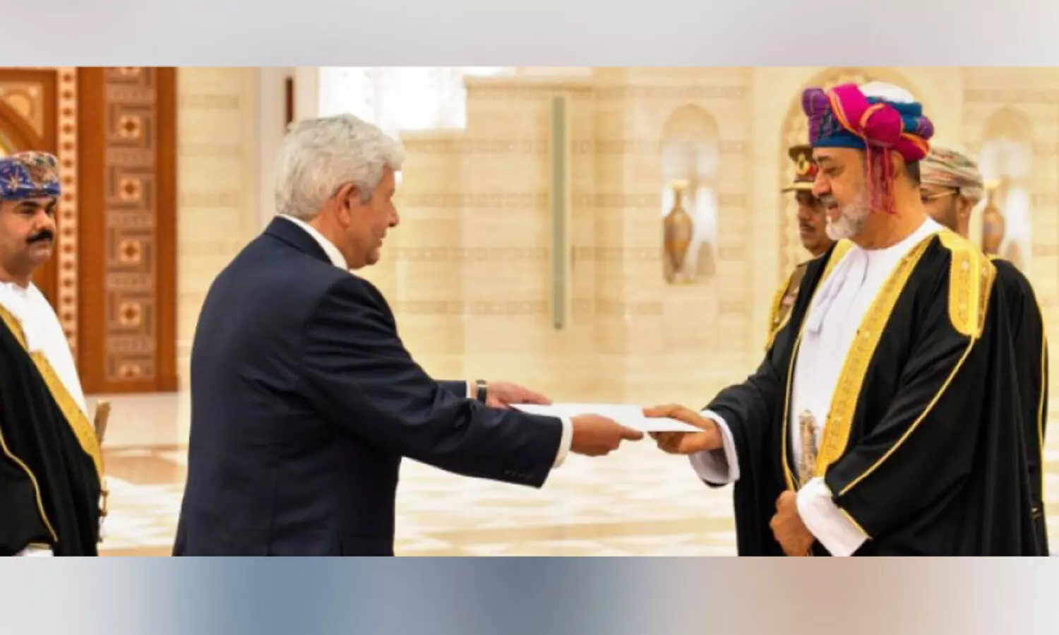 അം​ബാ​സ​ഡ​ർ​മാ​ർ അം​ഗീ​കാ​ര പ​ത്ര​ങ്ങ​ൾ സു​ൽ​ത്താ​ന്​ കൈ​മാ​റി