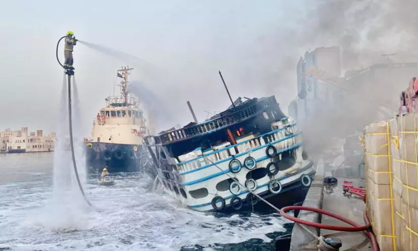 മരക്കപ്പലിന് തീപിടിച്ചു മരക്കപ്പലിന് തീപിടിച്ചു