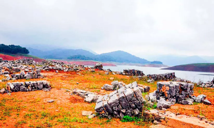 ഇടുക്കിയിൽ ജലനിരപ്പ് താഴ്ന്നു: വെള്ളത്തിൽ മറഞ്ഞ വൈരമണി ഗ്രാമം ദൃശ്യമായി ഇടുക്കിയിൽ ജലനിരപ്പ് താഴ്ന്നു: വെള്ളത്തിൽ മറഞ്ഞ വൈരമണി ഗ്രാമം ദൃശ്യമായി