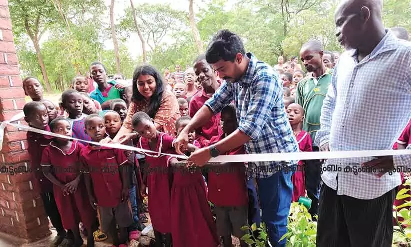 കേരള ബ്ലോക്കിന്‍റെ ഉദ്ഘാടനം അരുണും സുമിയും ചേർന്ന് നിർവഹിക്കുന്നു  