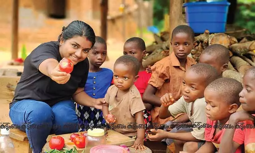 ചിസാസിലയിലെ കുട്ടികളോടൊപ്പം സുമി