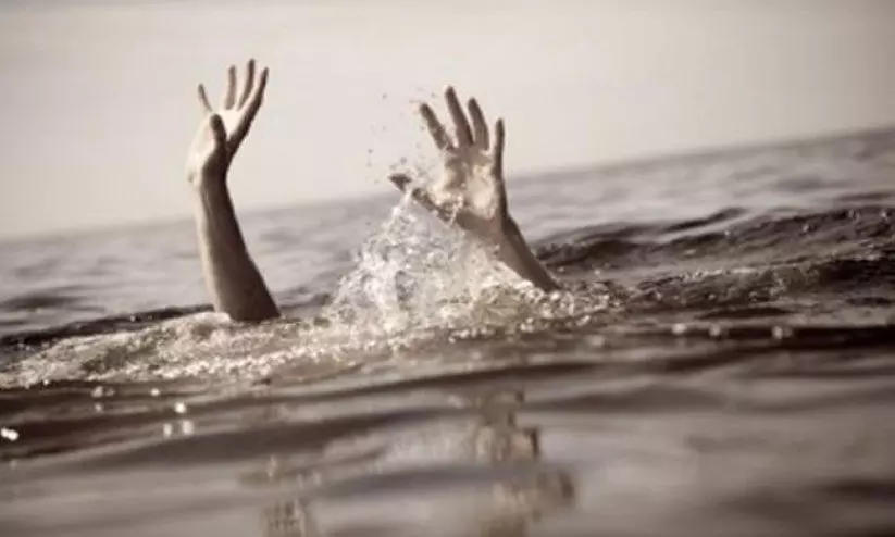 കാൽ മുറിച്ചുമാറ്റണമെന്ന് ഡോക്ടർ നിർദേശിച്ചു; മനോവിഷമത്തിൽ ആശുപത്രിയിൽനിന്ന് മുങ്ങി പുഴയിൽ ചാടിയ ആളെ രക്ഷിച്ചു കാൽ മുറിച്ചുമാറ്റണമെന്ന് ഡോക്ടർ നിർദേശിച്ചു; മനോവിഷമത്തിൽ ആശുപത്രിയിൽനിന്ന് മുങ്ങി പുഴയിൽ ചാടിയ ആളെ രക്ഷിച്ചു