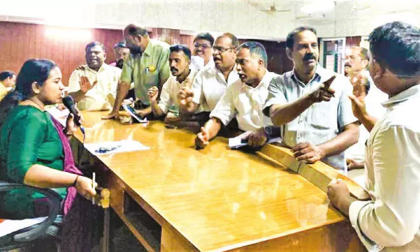 പാലക്കാട് മുനിസിപ്പൽ ബസ് സ്റ്റാൻഡ്: പേരുമാറ്റാൻ ബി.ജെ.പി; ചട്ടത്തിൽ തട്ടുമെന്ന് യു.ഡി.എഫ് പാലക്കാട് മുനിസിപ്പൽ ബസ് സ്റ്റാൻഡ്: പേരുമാറ്റാൻ ബി.ജെ.പി; ചട്ടത്തിൽ തട്ടുമെന്ന് യു.ഡി.എഫ്